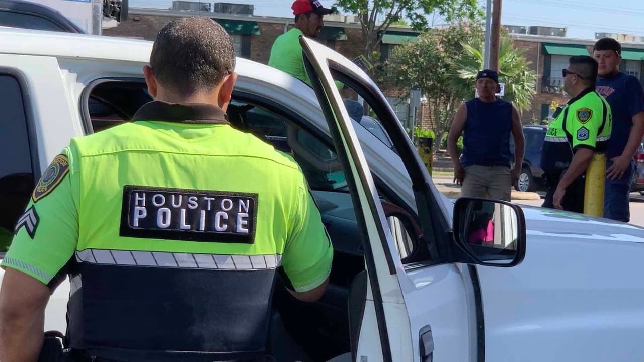 Si deseas hacer un reporte de personas que estén bebiendo alcohol afuera de tiendas o en vía publica, las puedes reportar a la Policía de Houston al 713-884-3131.