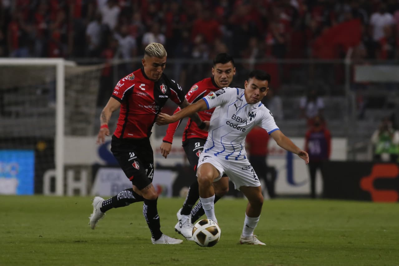 En apenas dos minutos caía el gol de Atlas gracias a un remate de cabeza Anderson Santamaría, pero éste se encontraba en claro fuera de lugar.