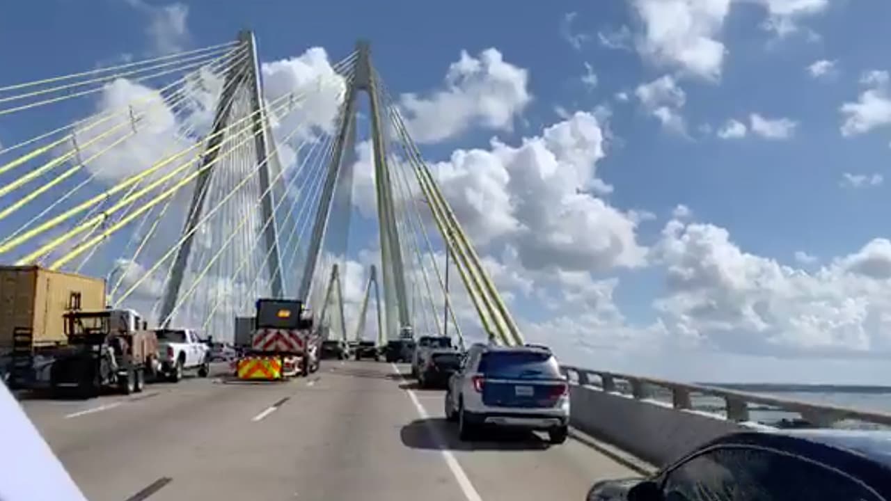 Manifestantes de la organización Green Peace provocan el cierre de un tramo del canal de navegación de Houston