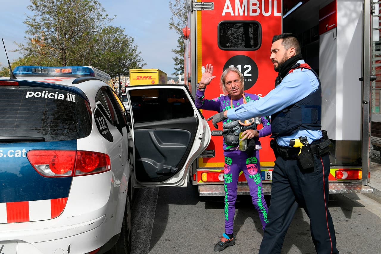 Al llegar abajo el francés fue detenido por los Mossos d'Esquadra, la policía regional de Cataluña, ya que no tenía permiso para llevar a cabo la escalada.