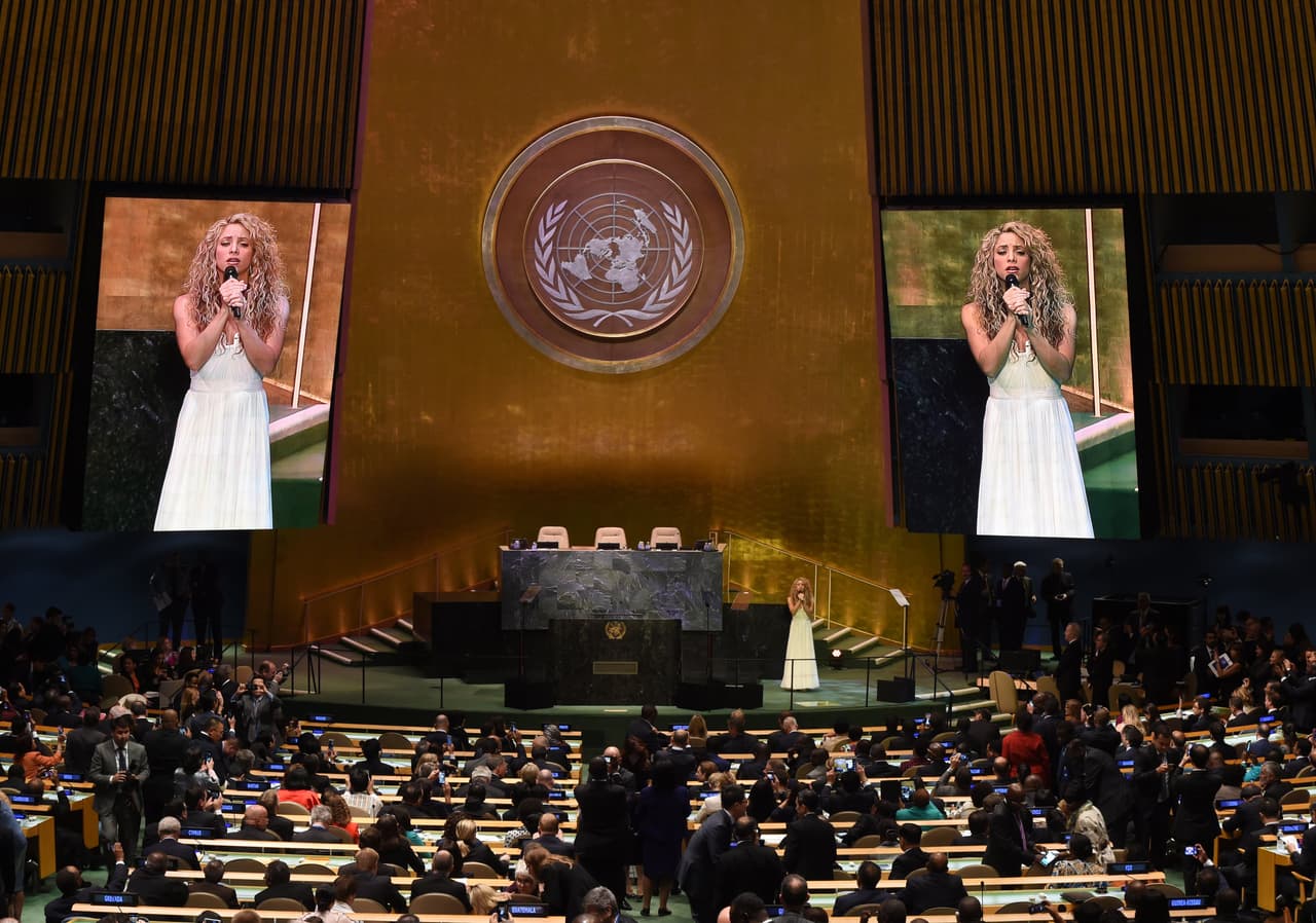 En abril de 2006, Shakira fue galardonada por la Organización de las Naciones Unidas (ONU), mención que recibió gracias a su labor humanitaria y a la creación de la fundación 'Pies Descalzos'.