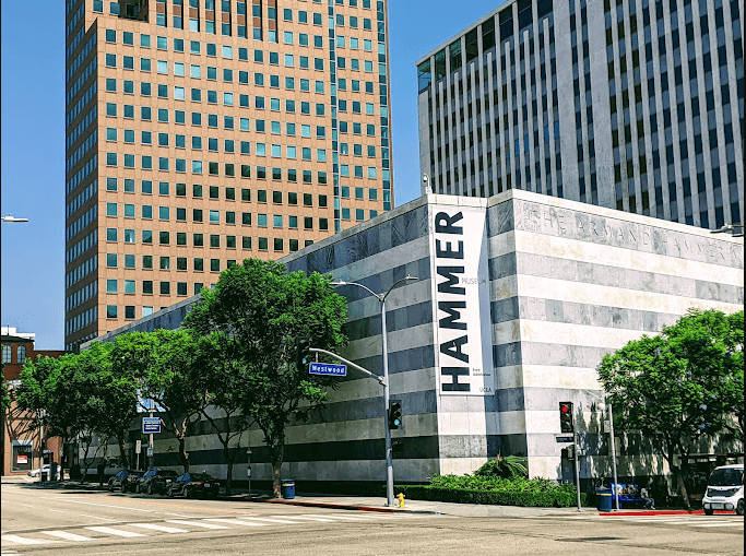 <b>Hammer Museum</b>
<br>Es un museo de arte y centro cultural conocido por su variedad progresiva y centrada en exhibiciones contemporáneas.
<br>
<br>
<b>Dirección</b>: Hammer Museum, 10899 Wilshire Blvd, Los Angeles, CA 90024