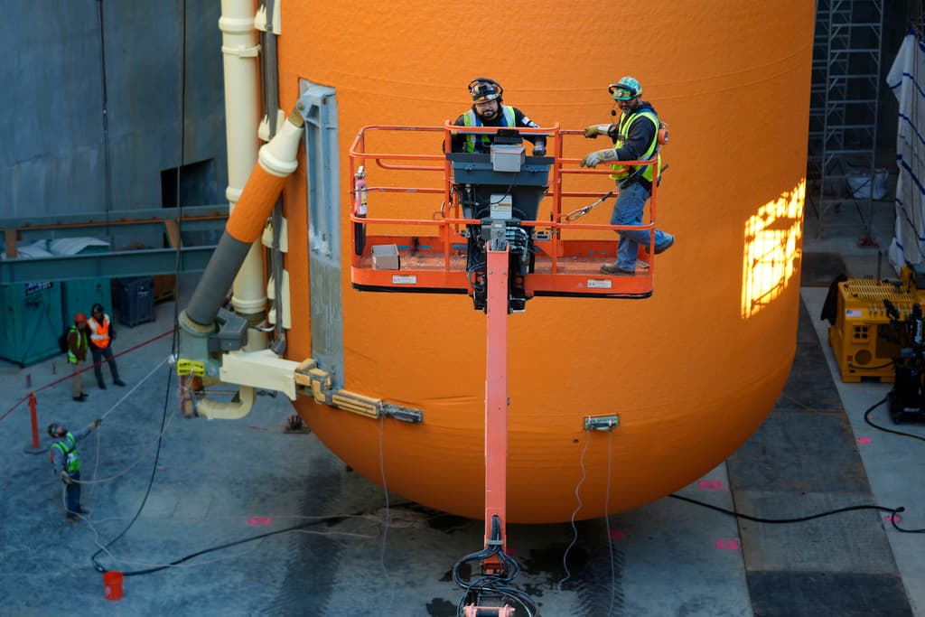 Expertos se aseguraron de que fuertes vientos no provoquen cambios de posicionamiento en el tanque.