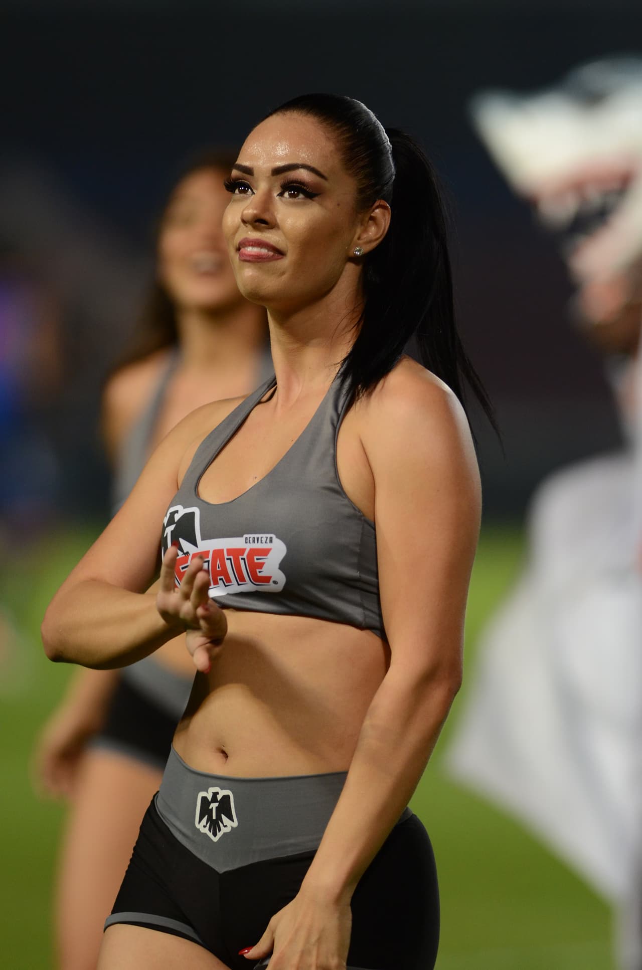 El duelo entre Tiburones y Gallos se vio engalanado por la hermosura de sus mujeres que levantaron suspiros en el Luis 'Pirata' Fuente.