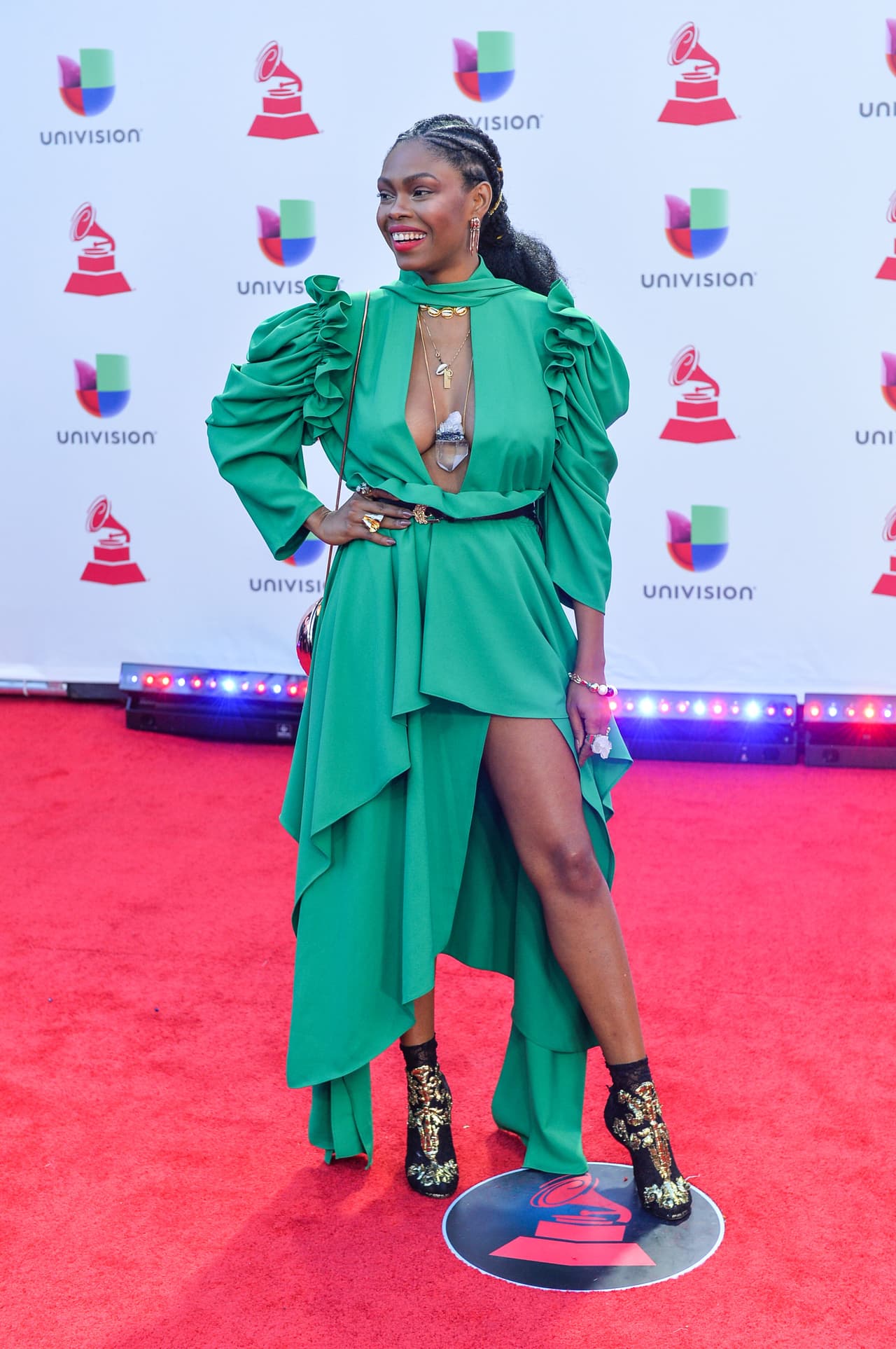 Xenia Franca optó por unos botines revestidos de joyería para dar sus pasos a la fama sobre la alfombra de los Latin GRAMMY 2018.