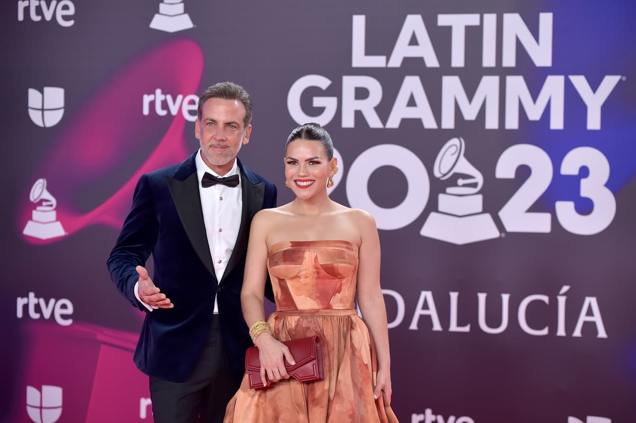 <b>Karina Banda y Carlos Ponce</b> también fueron parte de las celebridades que deslumbraron en la pasarela previa a la gala.