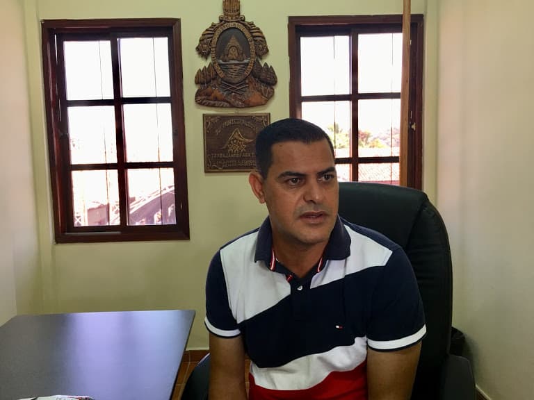 El alcalde de Gracias, Javier Enamorado, un odontólogo de 48 años de edad, dice estar "asombrado" por las acusaciones en contra de la familia Hernandez. "Nunca vimos un posicionamiento económico que fuera fuerte como para como lo mencionan", dijo en una entrevista en su alcaldía en la plaza principal de la ciudad.