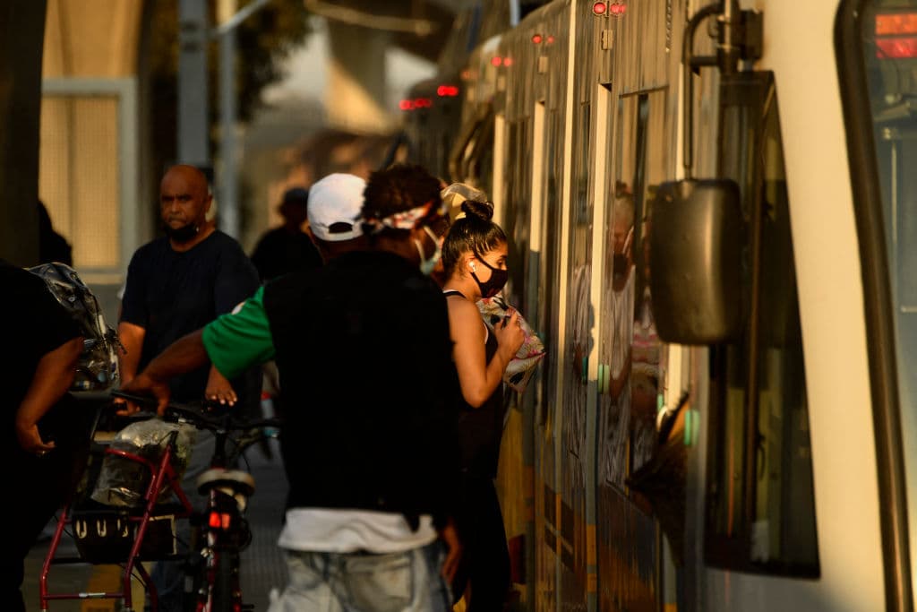 Tren de la línea A del Metro de Los Ángeles queda atascado, sin energía y con 47 personas adentro