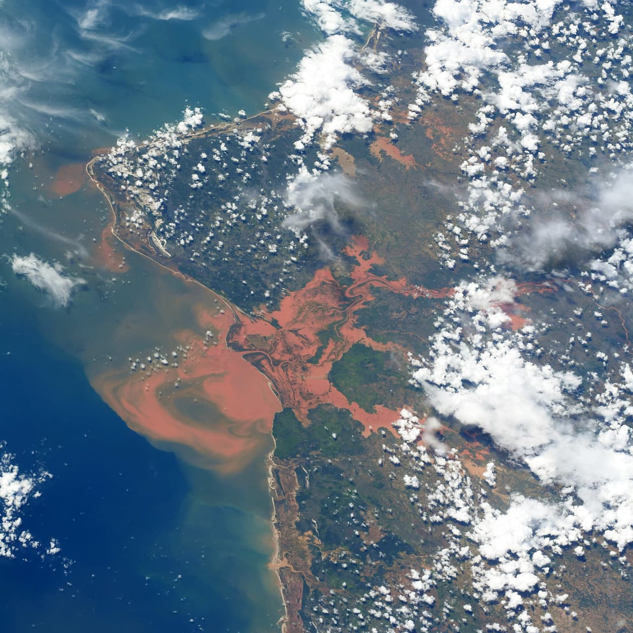 “Noroeste de Madagascar, donde los ríos se vuelven rojos en inundaciones extremas. Nuestros pensamientos están con los afectados. "Manténganse a salvo", escribió la astronauta junto a esta fotografía del 28 de enero de 2020.