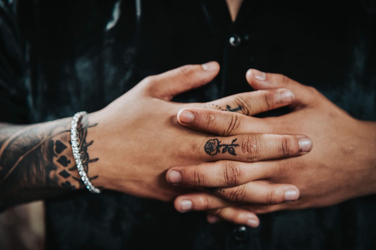 "En los dedos", continuó diciendo, "tengo uno que es un rosario que es para acordarme de Dios; otro de
<b>una rosa que significa la amistad</b>, y un ojo que es para mantenerme enfocado".