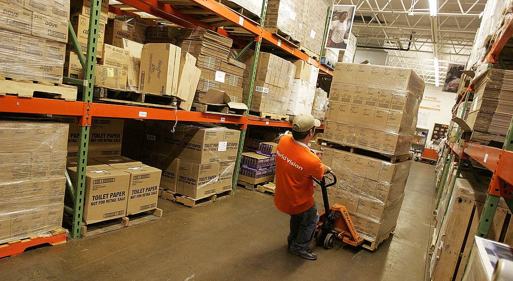 <b>Trabajos mejor pagados en Chicago</b>. Gestores de transporte, almacenamiento y distribución donde el salario promedio anual es 
<b>de 108,620 dólares</b>.
<br>
<br>Los requisitos de educación son al menos un diploma de escuela secundaria o equivalente.
<br>
<br>Y entre las tareas que hacen está planificar, dirigir o coordinar las actividades de transporte, almacenamiento o distribución de acuerdo con las políticas de la organización y las 
<b>leyes o reglamentos gubernamentales aplicables</b>. 
<br>