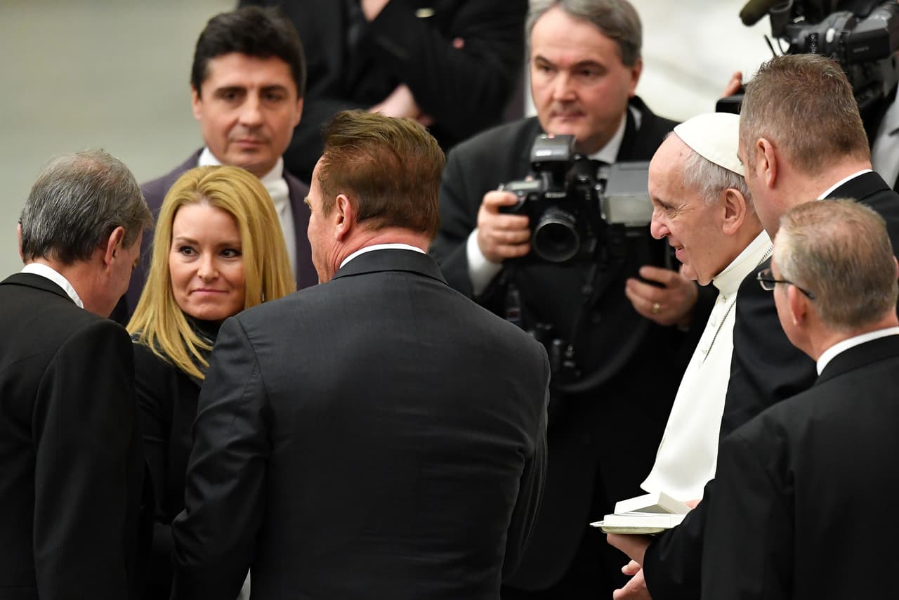 Por unos momentos, el Papa habló con Arnold y Heather tras su audiencia semanal.