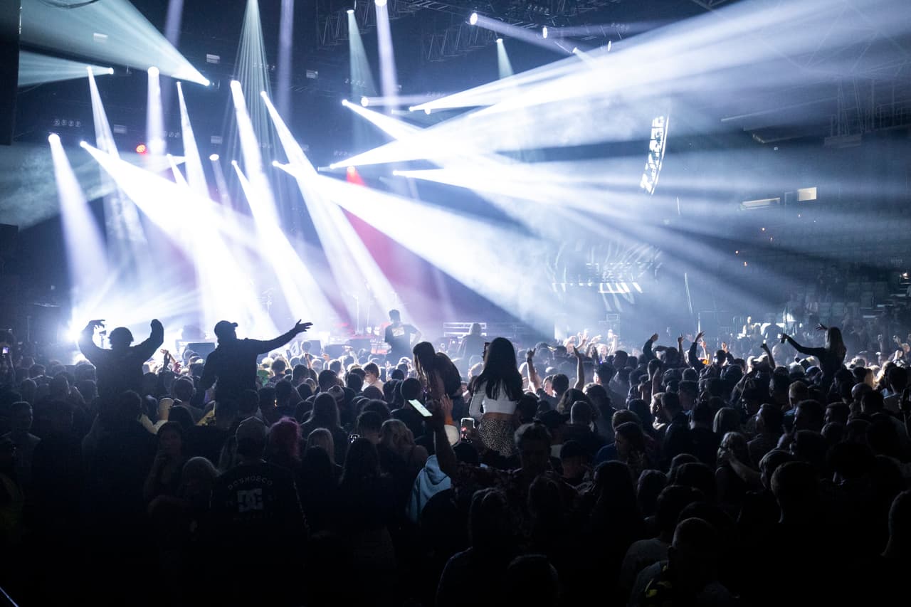 Una de las tendencias que han revolucionado la industria de la música en los últimos años, particularmente a raíz de la pandemia de covid-19, es la venta de los catálogos enteros de artistas. De acuerdo con un reportaje de Rolling Stone, los beneficios son varios: pagan menos impuestos, una estabilidad económica y una idea de lo rentable que es su mercado, en el caso que sigan dando conciertos. Estos son algunos de los creadores que han tomado esta decisión.