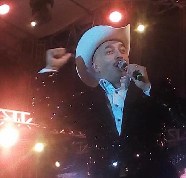 Cabe mencionar que el single "Dolores" es el tema principal de la serie “Su nombre era Dolores, la Jenn que yo conocí” que se transmite actualmente por Univision.