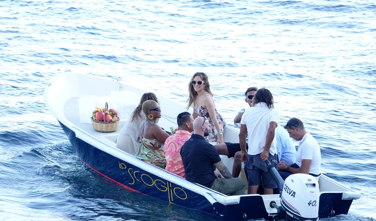 López fue captada en las Costas de Amalfi con su equipo de trabajo, tuvieron que abordar una lancha para llegar al lujoso lugar en donde cenaron el 10 de agosto.
<br>