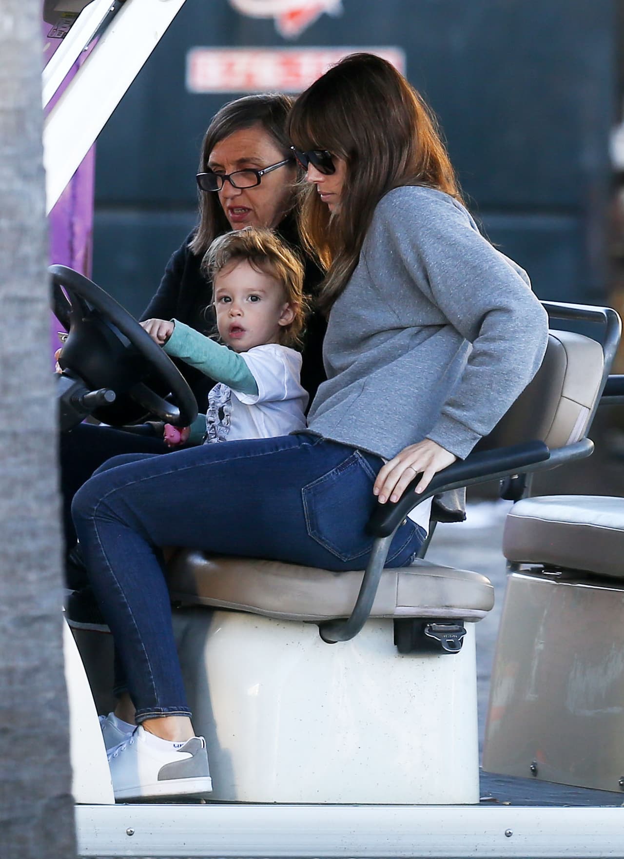 ¡Lo puso al volante con ella!