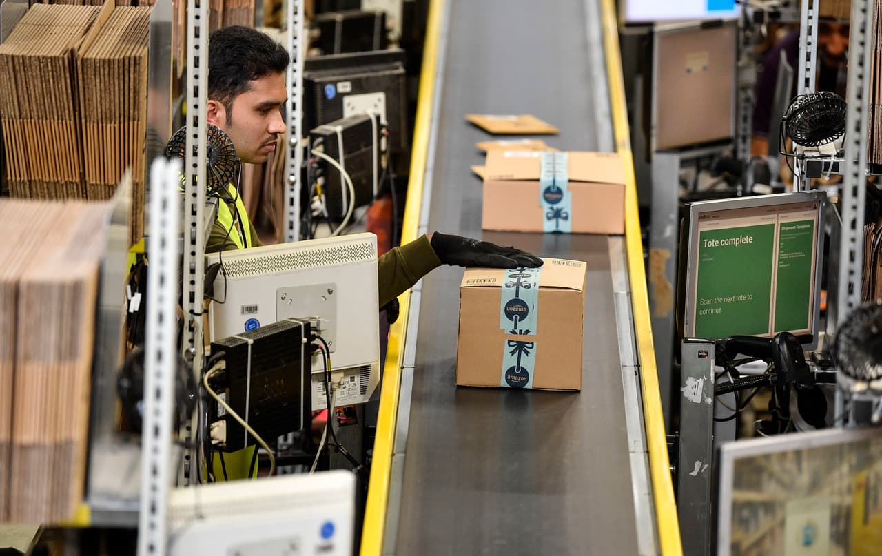 <b>1. <u>AMAZON</u></b>
<br>
<br>
<b>Número de empleados</b>: 1.6 millones (1.1 millones en EEUU); 
<b>Principales ubicaciones</b>: Seattle, San Francisco, Nueva York; 
<b>Empleos más comunes</b>: Ingeniero de software, asociado de Fulfillment, asociado de almacén; 
<b>Habilidades más demandadas</b>: operador de almacén, entrada de datos y AWS Lambda; 
<b>Filiales</b>: Whole Foods, Zappos, Twitch…