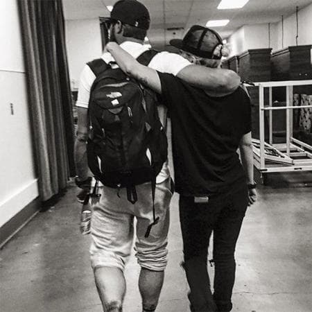 "Taylor y yo siempre hemos tenido claro que somos almas gemelas, pero como todas las parejas, tenemos nuestros altibajos y por eso ahora nos estamos tomando un descanso. Los dos somos artistas ambiciosos, pero hemos tratado de ajustar nuestras carreras y horarios para poder cultivar el amor que siempre hemos compartido. Por favor, sigan apoyándonos. Somos como todo el mundo y nos queremos", escribió la cantante a sus seguidores de la red social Instagram.