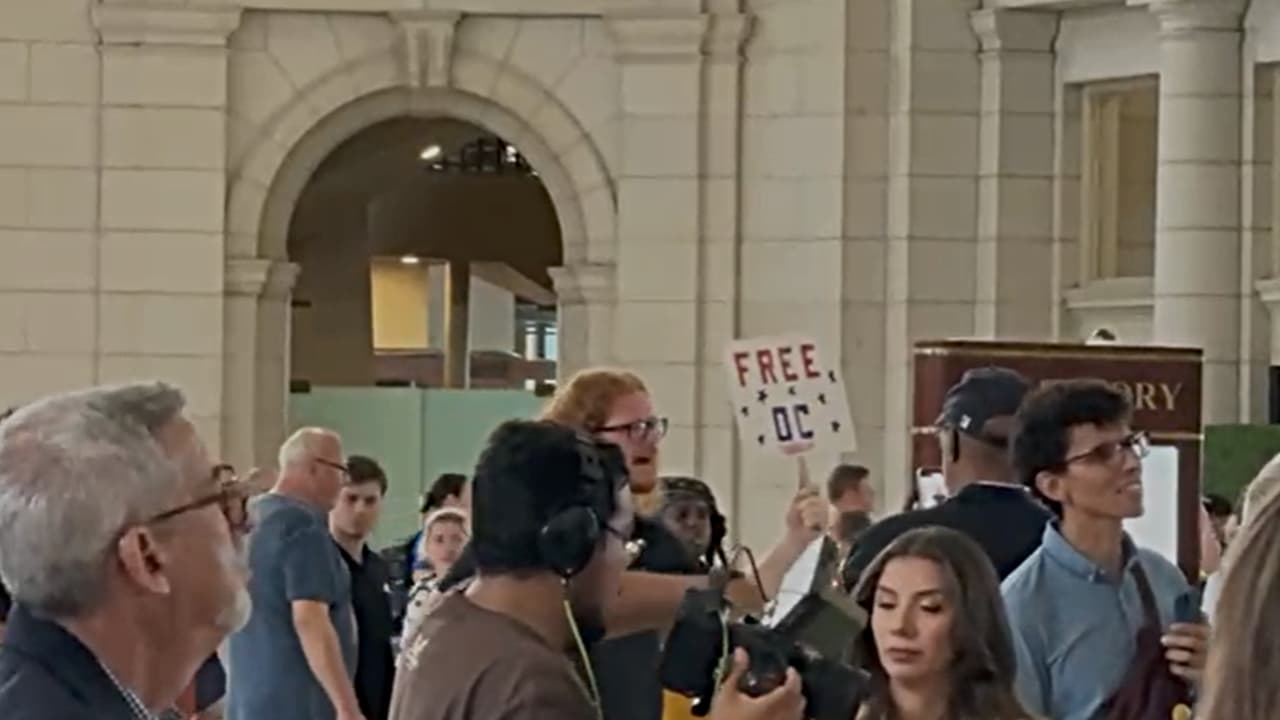 ‘DC Libre’: Protestan afuera de conferencia del secretario de Defensa en Union Station