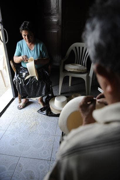 En Pile, Ecuador es donde estos fabricantes elaboran lo que se vuelve su sustento.