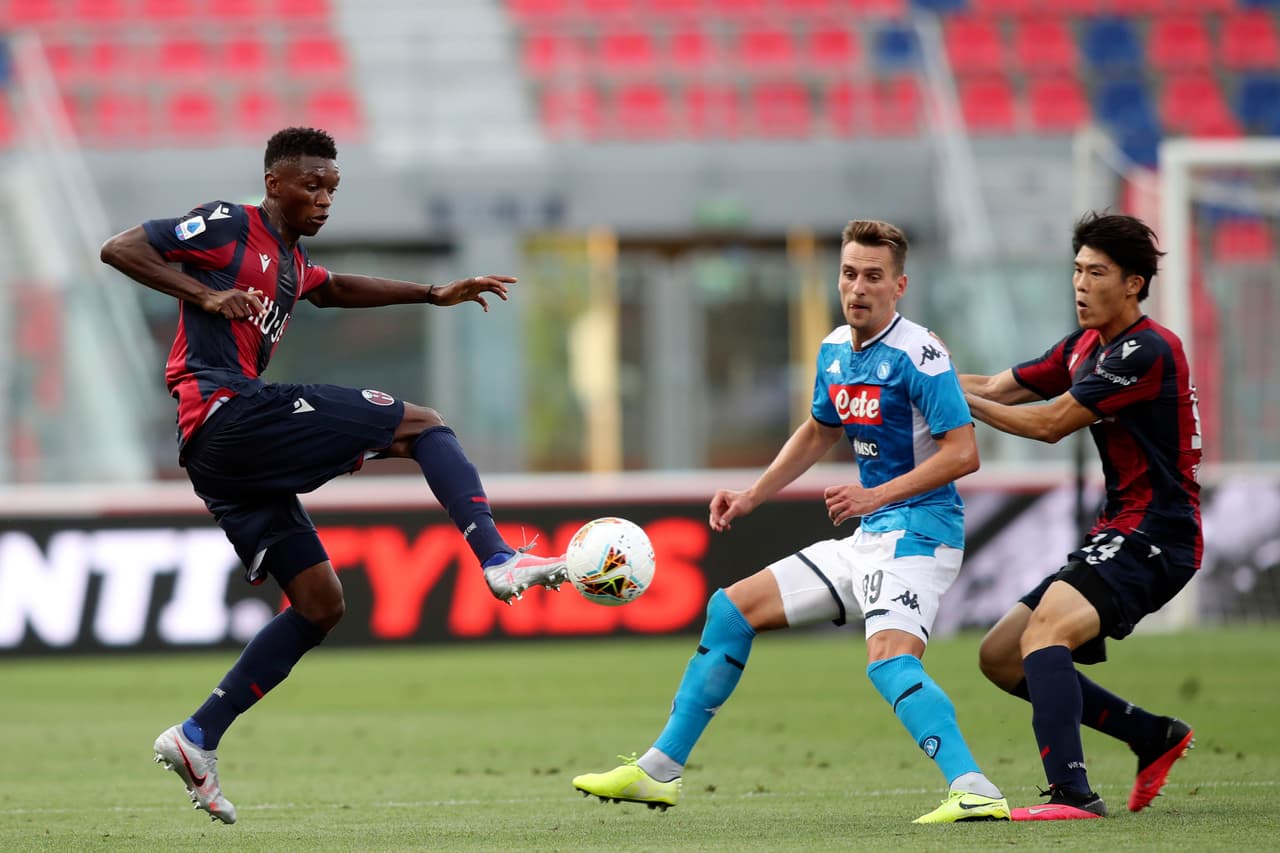 Empezando la segunda mitad, Tomiyasu realizó una fuerte entrada sobre Hirving Lozano; el mexicano se dolía del rostro.