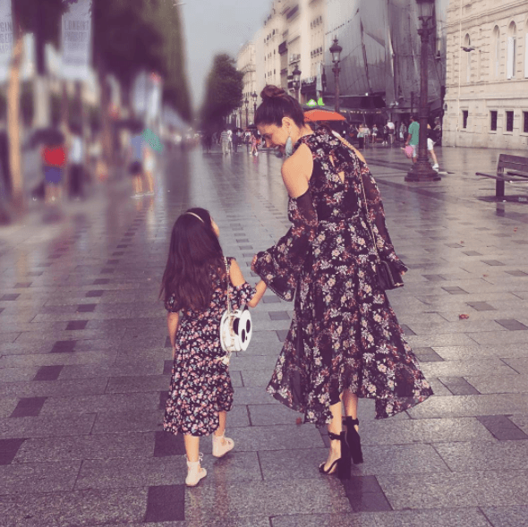 Y la pequeña quedó al cuidado de su guapa mamá, quien
<b>comparte algunas memorias</b> junto a su pequeño sol en Instagram.