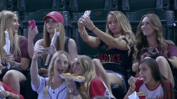 VIRAL: Jovencitas obsesionadas con selfies en juego de Dbacks