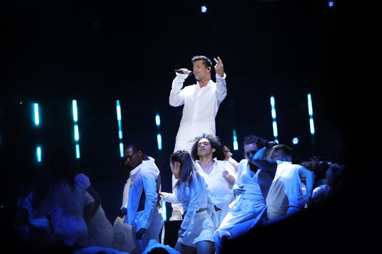 Su vestimenta en color blanco lo hizo resaltar aún más en el escenario.