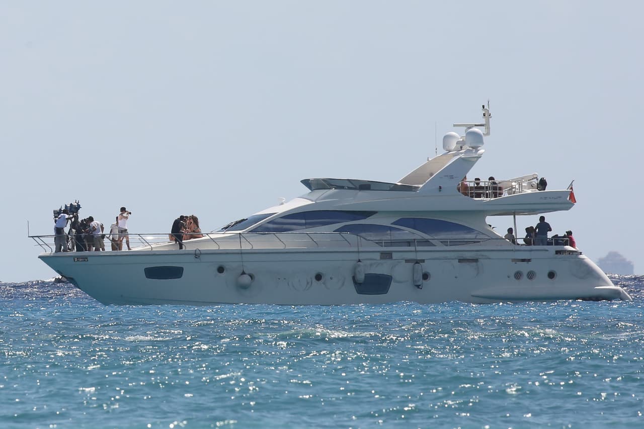 También grabaron algunas escenas en un lujoso yate.