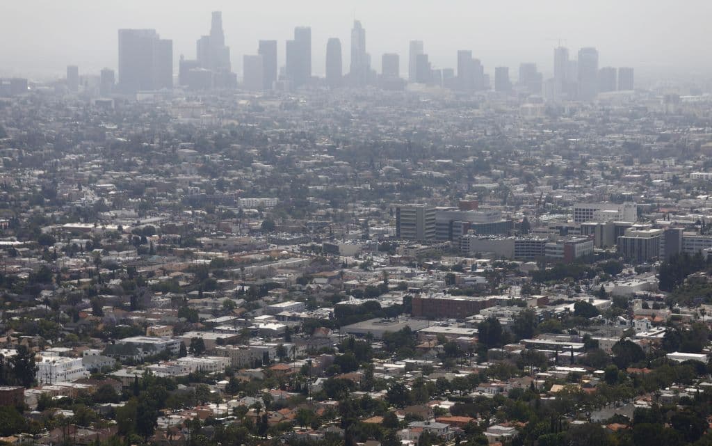 De California, la lista de la contaminación por smog está encabezada por 
<a href="https://www.univision.com/temas/los-angeles">Los Ángeles</a>, Bakersfield y Visalia, y la de contaminación por hollín por Bakersfield, Fresno y Visalia.