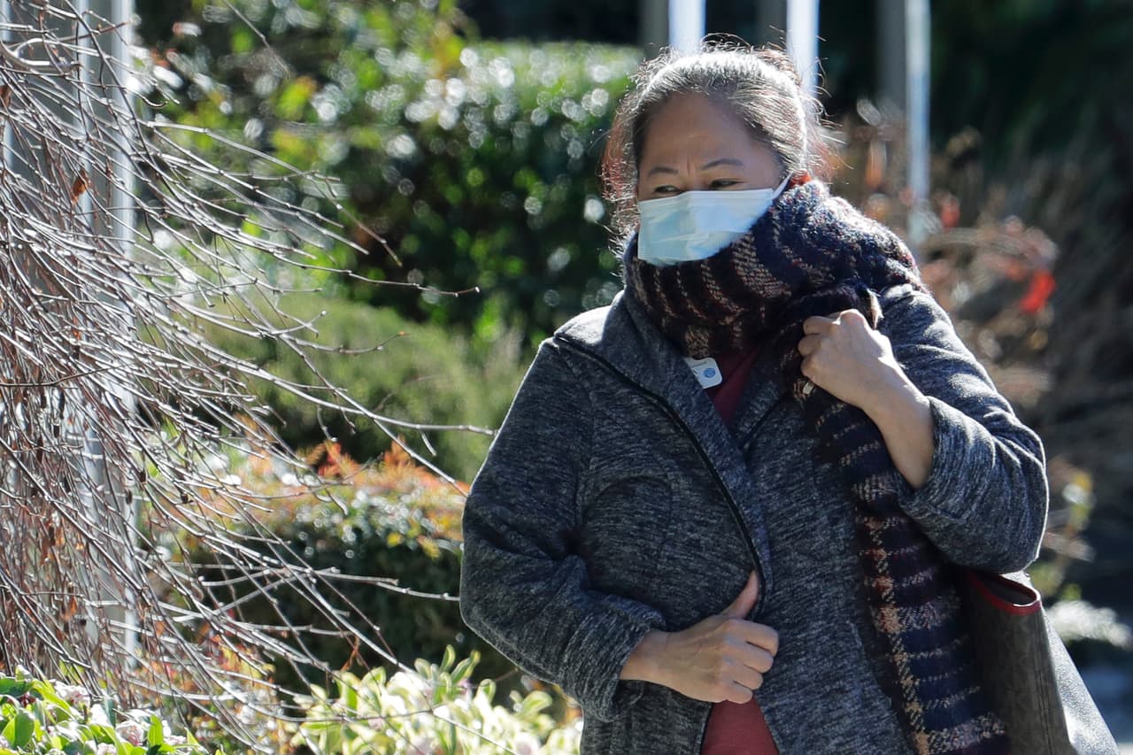 Una trabajadora del centro de ciudadeos de adultos mayores Life Care Center, en Kirkland, Washington, donde ha muerto el mayor número de pacientes en todo el país.