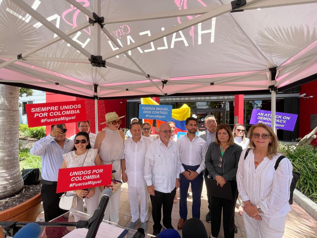 "Fuerza Miguel, Dios contigo" se lee en uno de los carteles.