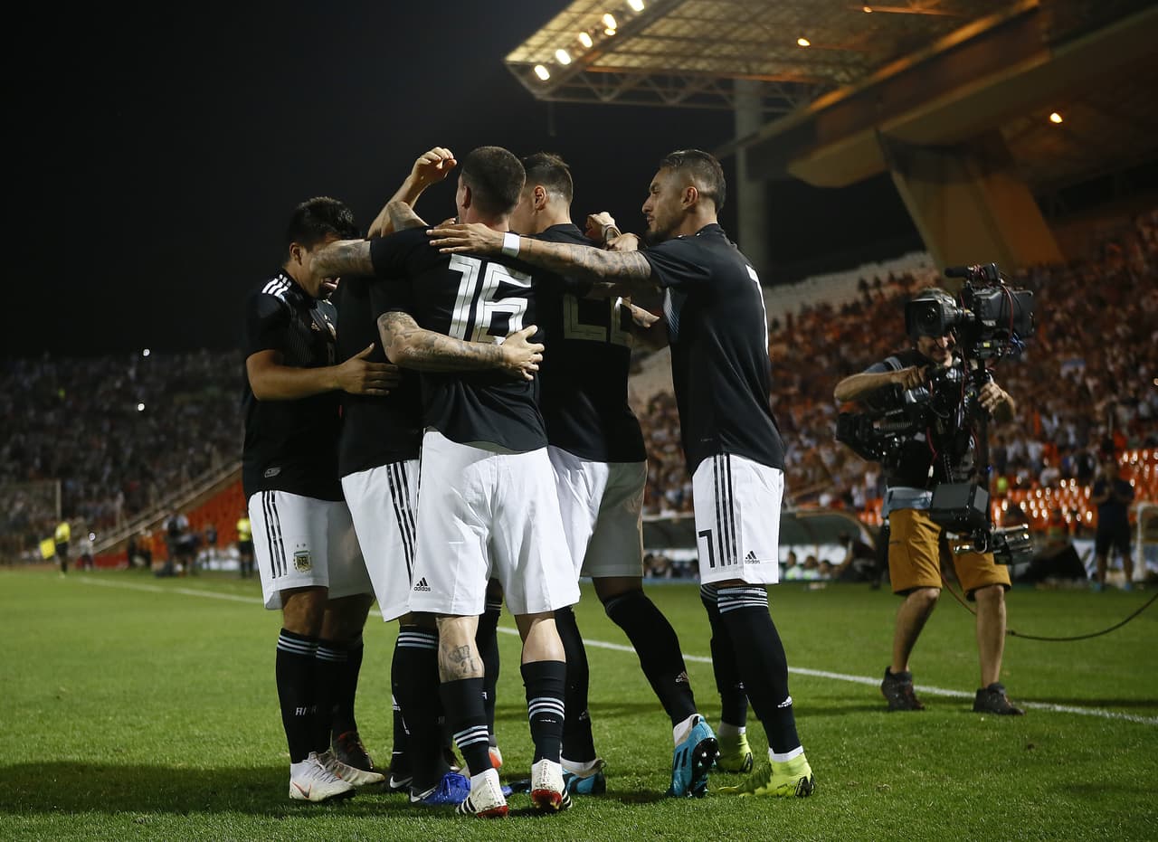 Argentina, ganador también en el primer amistoso en esta fecha FIFA contra México, celebró desde muy temprano frente a su gente.