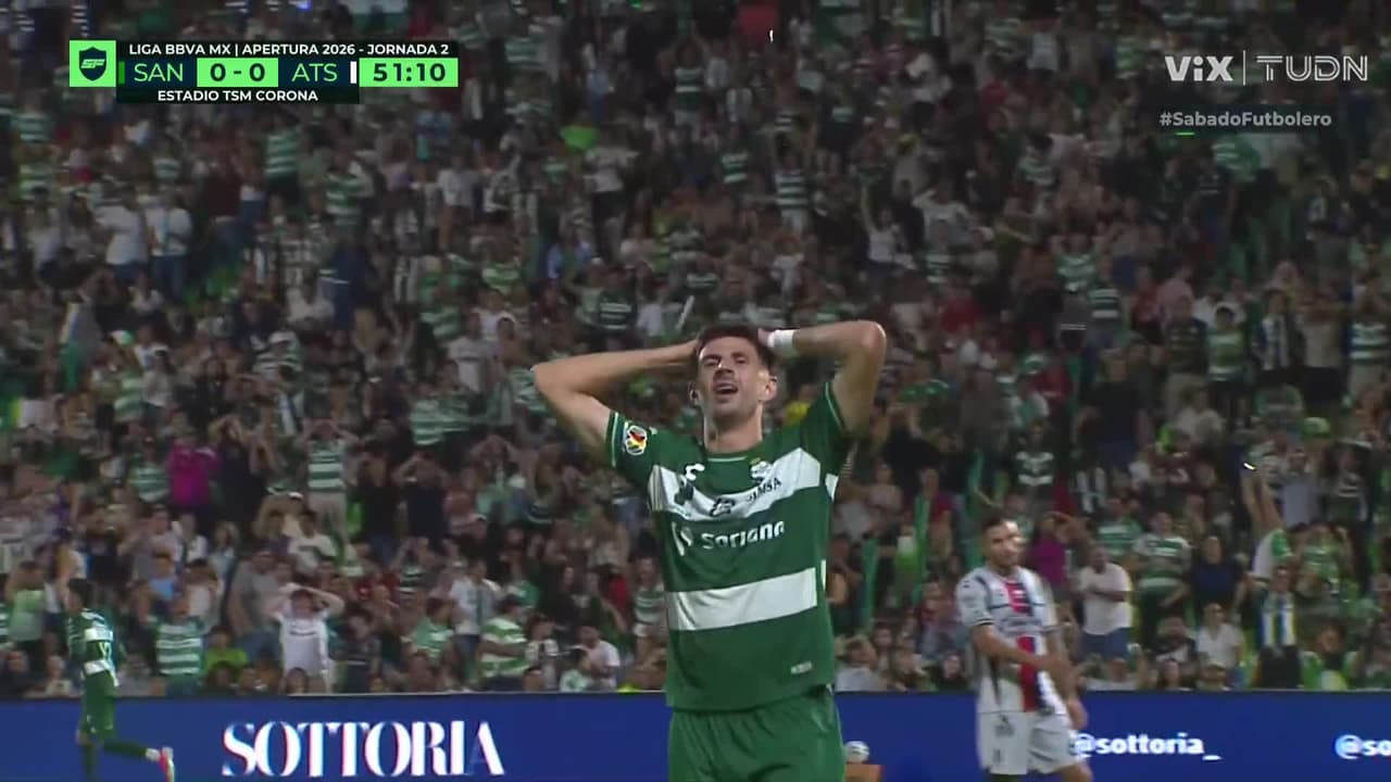 ¡Se salvó Atlas! Di Yorio dejó atrás a Camilo Vargas, pero falló el gol