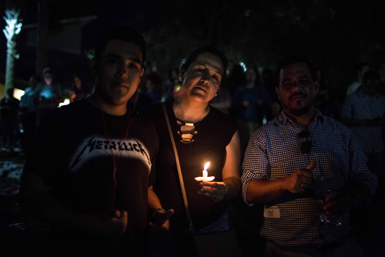 De izquierda a derecha: Gabriel Escobar (hijo), Julianna Carranza (madre) y Octavio Escobar (padre). Los padres son originarios de Perú, aunque Gabriel, quien sufre de autismo, ya nació aquí. Julianna y Octavio explican que conocían a dos de los niños víctimas de la matanza porque hacían voluntariado en la organización que ayuda a niños con autismo como su hijo.