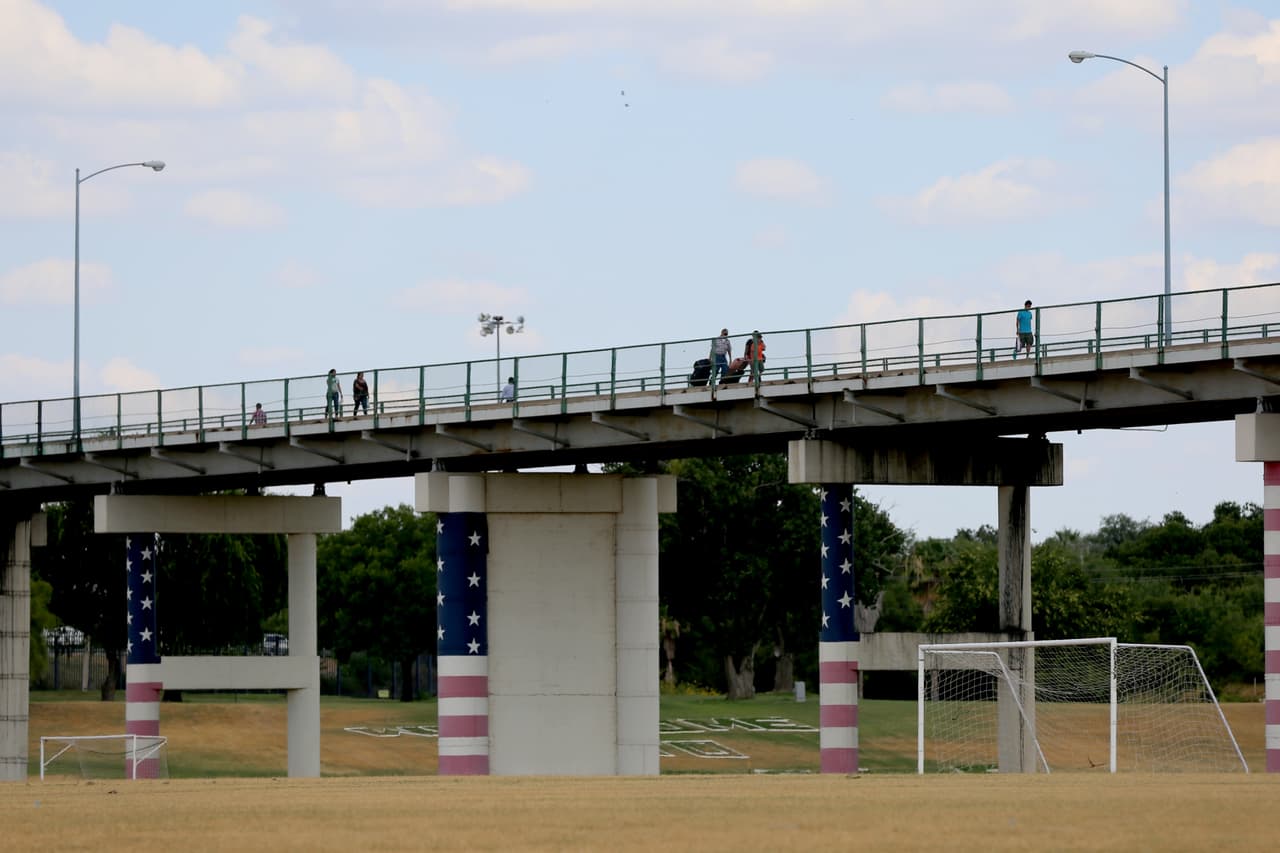 Los controles migratorios en los puentes internacionales dificultan el tránsito entre las ciudades vecinas.