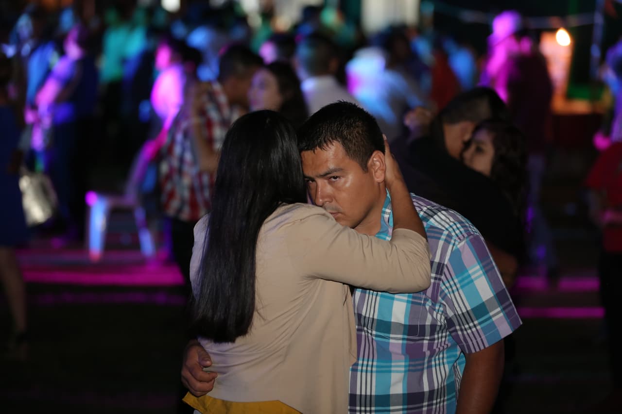 Las parejas bailan, cantan y pasan una noche genial.