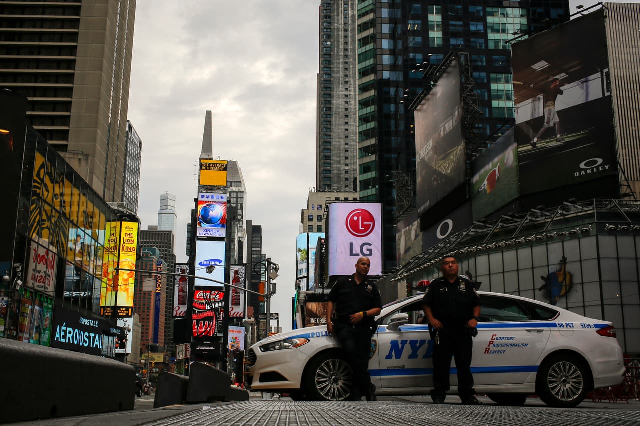 Se espera que alrededor de 3 millones de personas disfruten el espectáculo de fuegos pirotécnicos esta noche en el área.