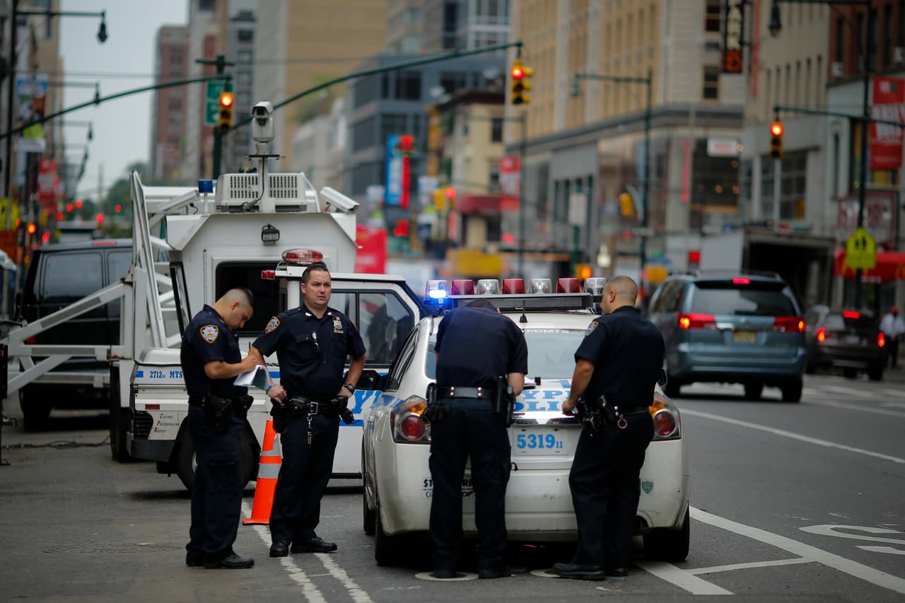 También se han colocado un centro de mando móvil con oficiales en varias calles.