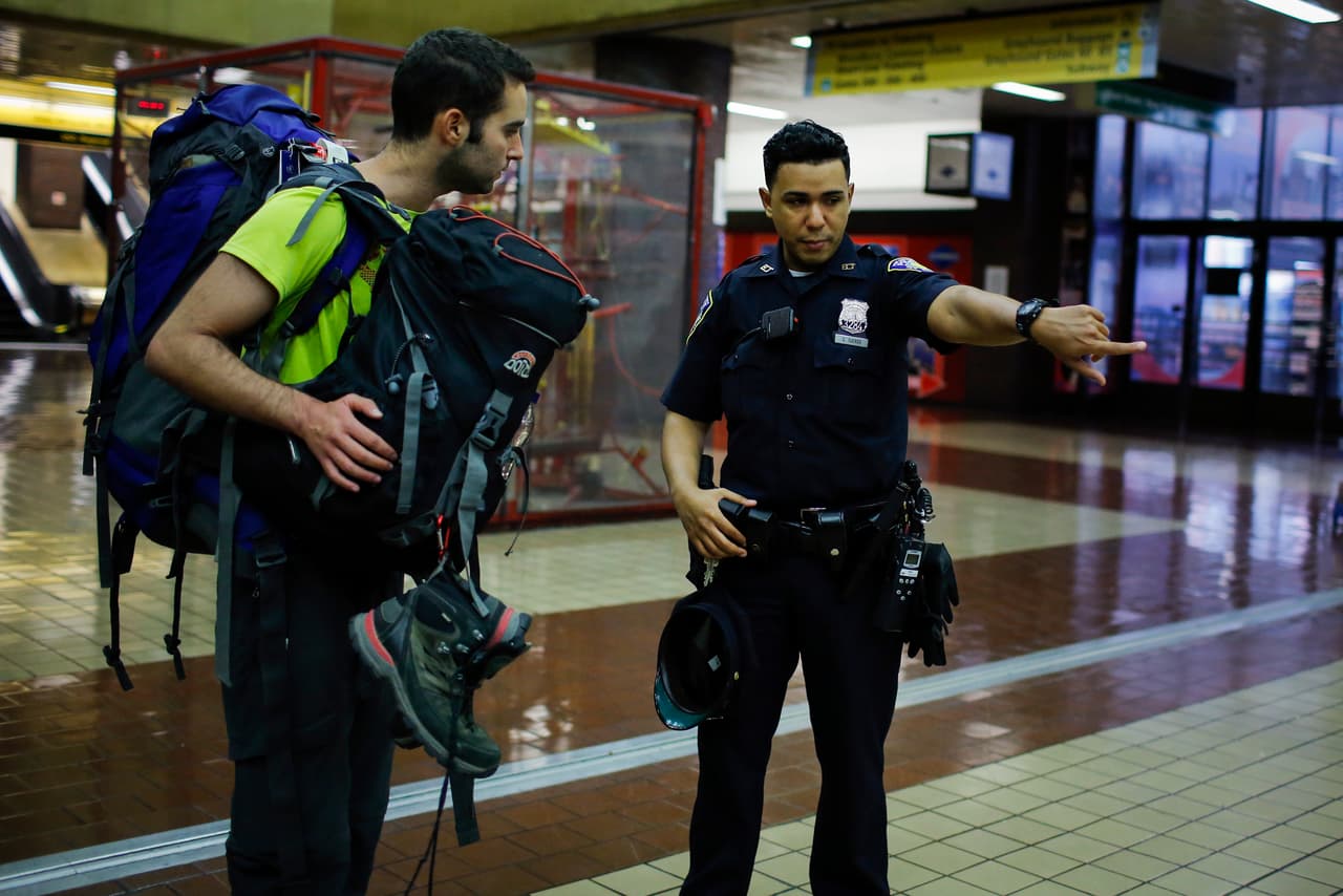En estaciones de metro también se puede ver la presencia policial.