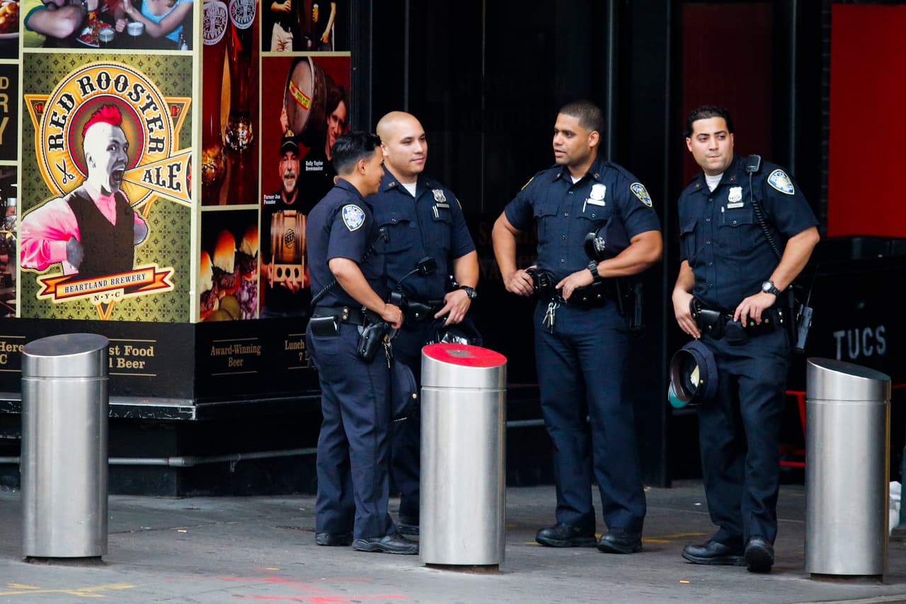 En State Island se patrulla el puerto en donde ya hay barcazas con fuegos artificiales.