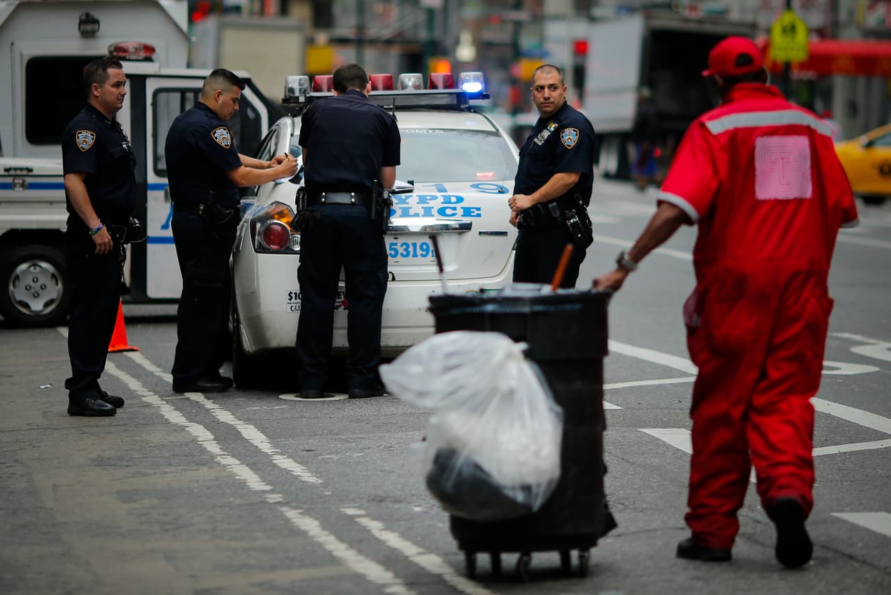 De acuerdo con CBS, en Long Island la policía ha colocado barricadas a lo largo del paseo del río por donde personas disfrutarán de los fuegos artificiales.