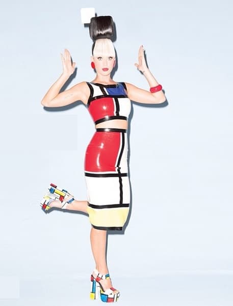 La creatividad ha llevado a Katy Perry a posar con estos locos y divertidos atuendos.