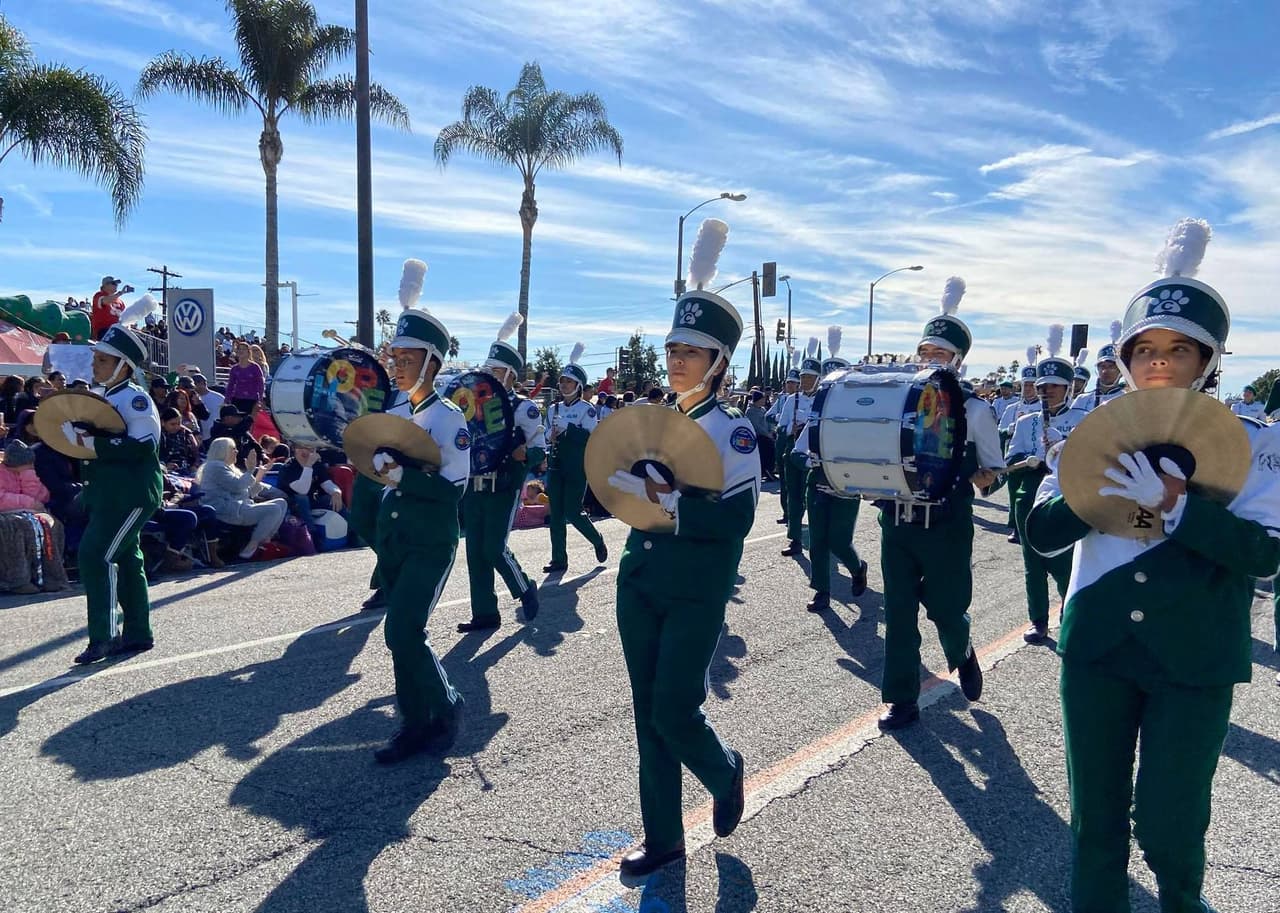 El 1 de enero comenzó con la buena noticia de la participación de la 
<a href="https://www.univision.com/local/puerto-rico-wlii/lista-la-banda-del-rum-para-el-desfile-de-las-rosas">banda colegial del Recinto Universitario de Mayagüez en el Desfile de las Rosas</a> celebrado en Anaheim, California.