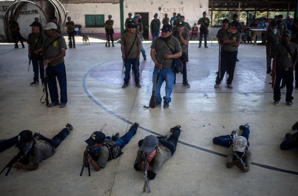 <b>Desde 2019.</b> La decisión de integrar a niños como guardias de su comunidad se tomó después del
<a href="https://www.univision.com/noticias/america-latina/ninos-armados-para-combatir-la-violencia-asi-es-la-policia-comunitaria-que-recluta-pequenos-al-sur-de-mexico-fotos-fotos">asesinato de diez músicos indígenas en un ataque armado</a> en la localidad de Chilapa en enero de 2020.
<br>