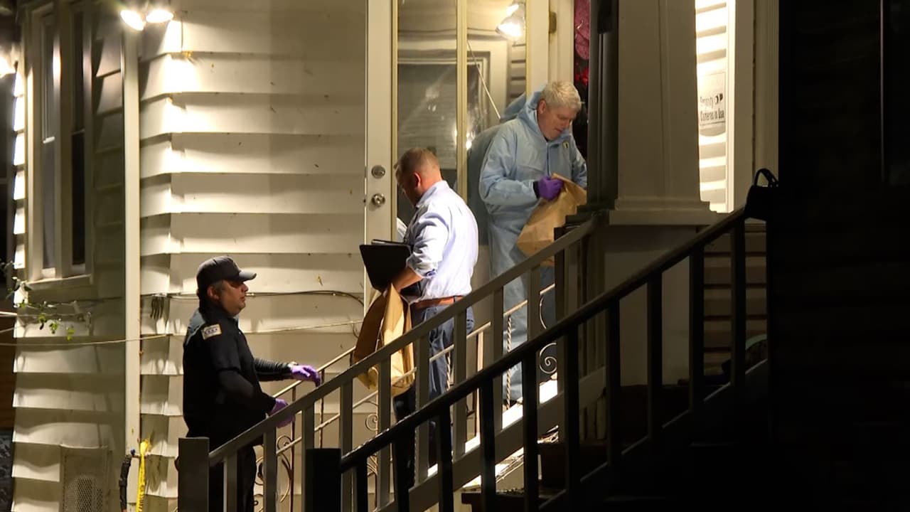 Las autoridades ubicaron la bolsa que Kolalou se llevó a un basurero en el frente del lago, en Foster Beach. Al revisar el contenedor, 
<b>ubicaron algunos rastros de sangre. </b>Con esta evidencia procedieron a ingresar al departamento de Kolalou.