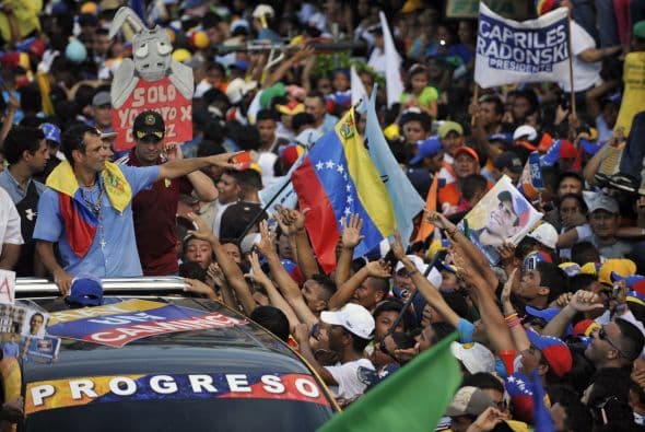 "Yo quiero que ustedes voten por ustedes, mi hermano yo voy a votar por ti, por todos ustedes", gritó Capriles ante una masa de decenas de miles de personas.