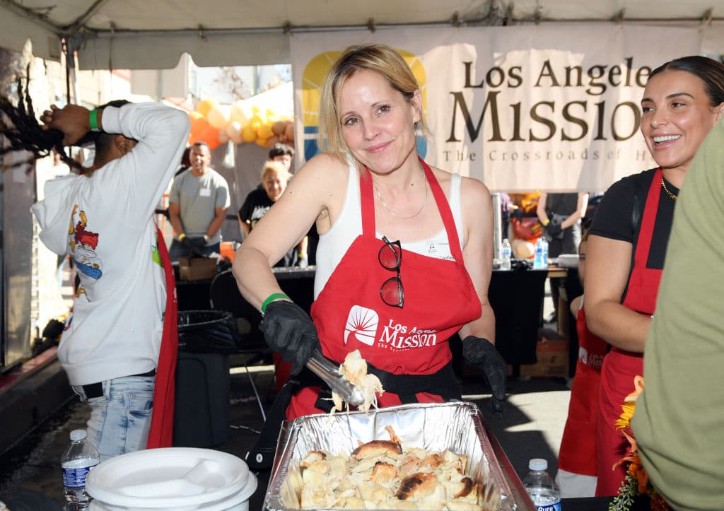 Durante este evento, se sirvieron más de 3000 libras de pavo, 700 libras de puré de papas, 800 libras de frijoles verdes y 600 pasteles, asegurando que las personas sin hogar pudieran disfrutar de una deliciosa comida en esta fecha especial. En la imagen aparece Emma Caulfield.