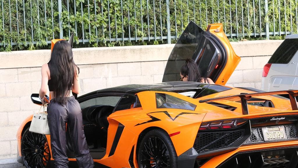 Se trata de un Lamborghini Aventador Superveloce Roadster, una de las versiones más potentes y exclusivas del Aventador. Según Univision Autos, el precio ( sin contar el impuesto de venta) es de 530,075 dólares.