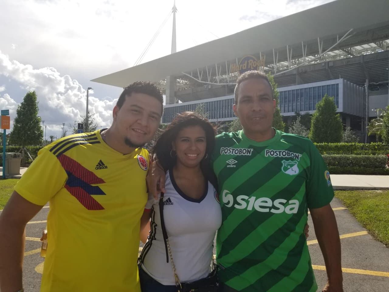 Fanáticos del Deportivo Cali también llegaron al estadio para apoyar a la selección colombiana.